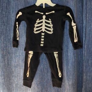 EUC toddlers Halloween cuffed matching pajama set, full body skeleton